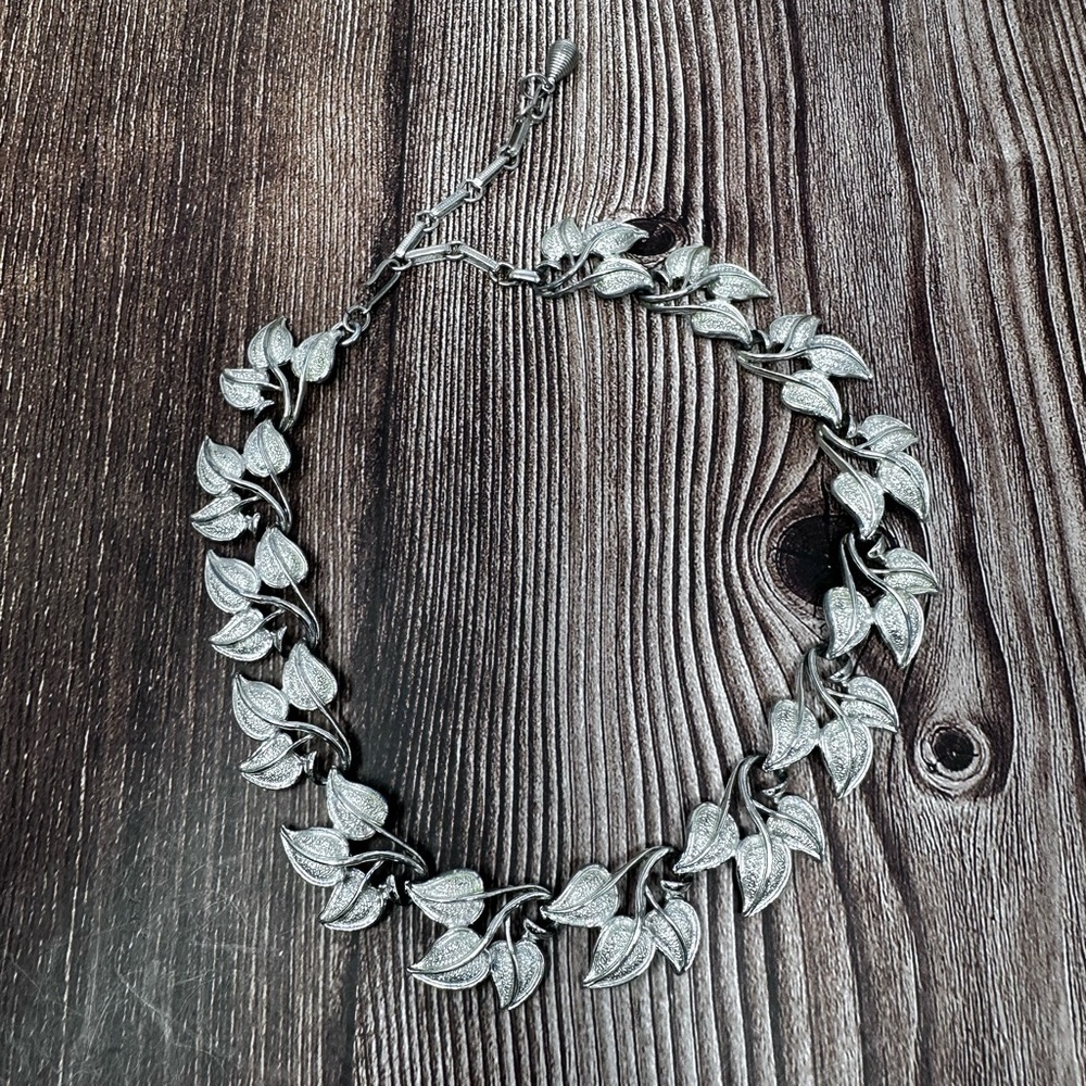 Coro Vintage Mid Century Silver Leaf Chocker​ - Picture 2 of 6